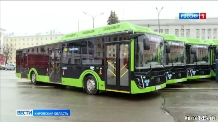 Александр Соколов вместе с депутатами Борисом Весниным и Андреем Березиным передали ключи от 15 новых автобусов жителям Кирова.