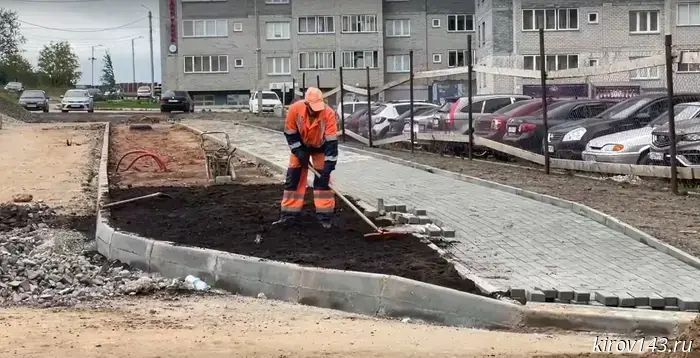 Construction of the access road to the kindergarten on Entuziastov Street in Kirov is being completed.