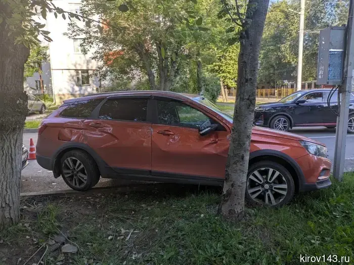 В Кирове «Лада» перевернулась после аварии с другой «Ладой».
