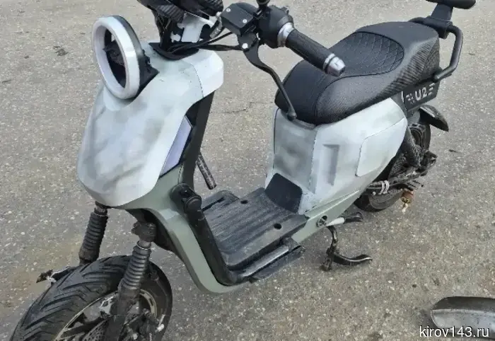 В Кирове под колеса автомобиля попал несовершеннолетний водитель электровелосипеда.