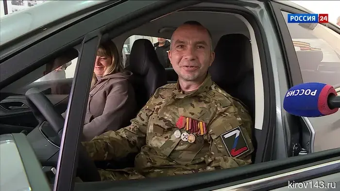 В Кировской области Фонд «Защитники Отечества» вручил первый автомобиль с ручным управлением ветерану СВО