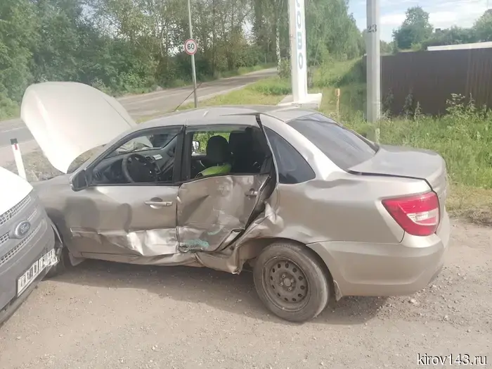 В Кировской области произошло столкновение между автомобилем «Лада» и микроавтобусом, в результате чего пострадали два человека.