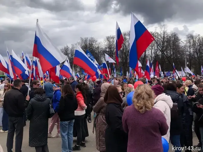 Жители Кирова вышли на празднование Первомая.