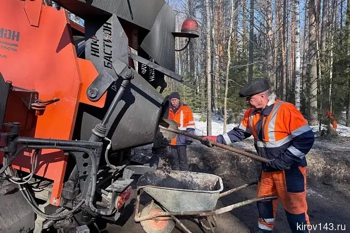 На автотрассе Кострома — Киров — Пермь специалисты из Кирова заполняют ямы с использованием рециклера.