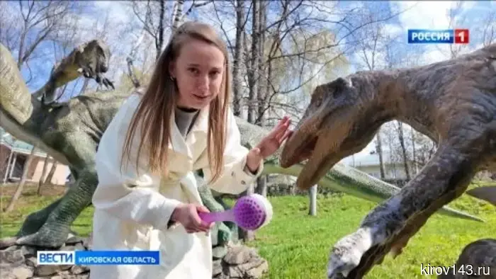В Котельниче к началу туристического сезона приводят в надлежащий вид скульптуры древних ящеров.