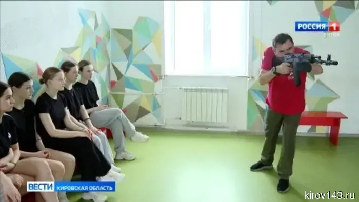 В Кирове началась военно-спортивная игра «Девушки в погонах».