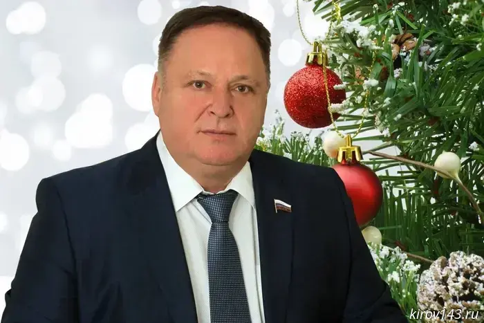 Олег Валенчук поздравил жителей Кирова с наступившим Новым Годом.