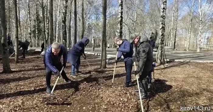 Александр Соколов вместе с депутатами и волонтерами прибрался в Парке Победы