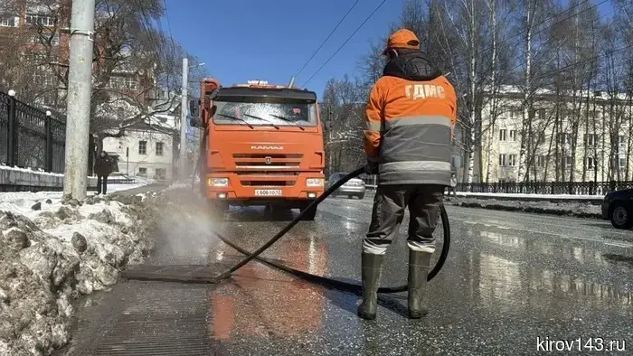 В Кирове дорожные службы занимаются восстановлением водопропускной способности ливневой канализации.