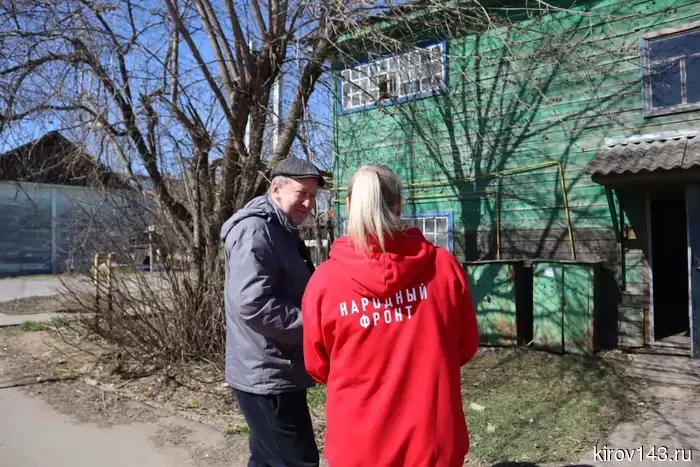 В Кирове под жилым зданием вода течёт уже полторы недели.