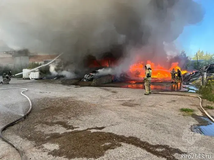 Under Chepetsk, a warehouse of plastic waste was burning.