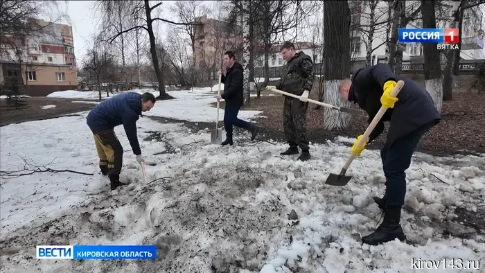 В Кирове начались субботники.