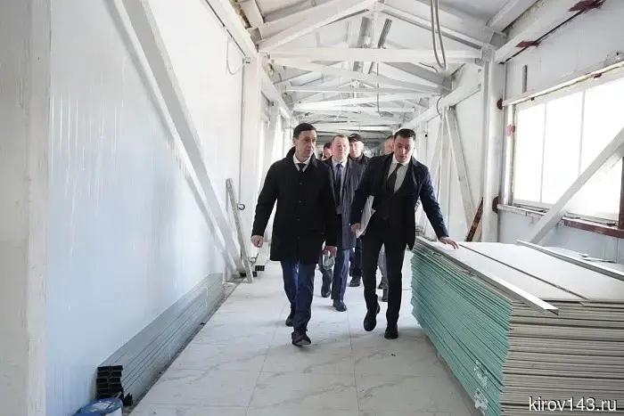 Переход в Кировской больнице скорой помощи планируют сдать к осени.