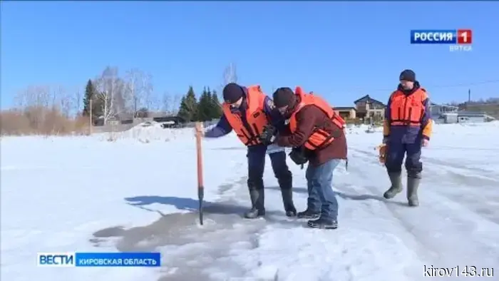 Сотрудники МЧС предупреждают рыбаков об опасности весеннего льда