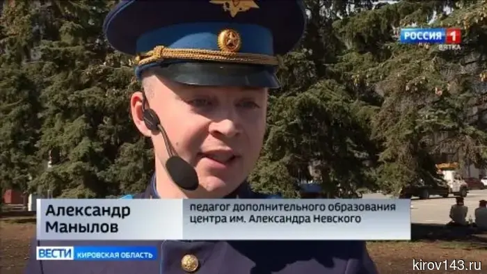 Губернатор Соколов вместе с депутатами Борисом Весниным и Андреем Березиным поздравили участников юнармейского парада.