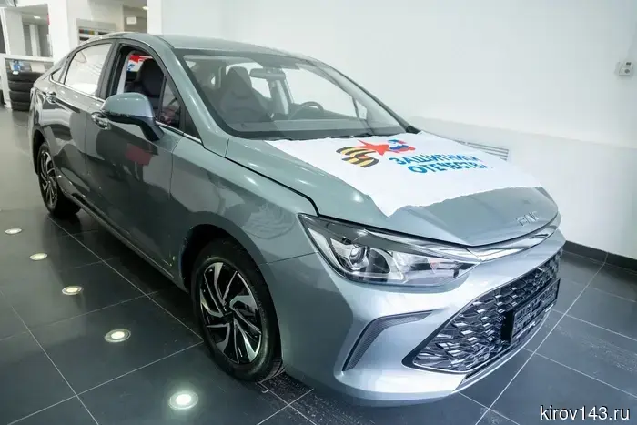 Фонд «Защитники Отечества» вручил ветерану СВО автомобиль с ручным управлением