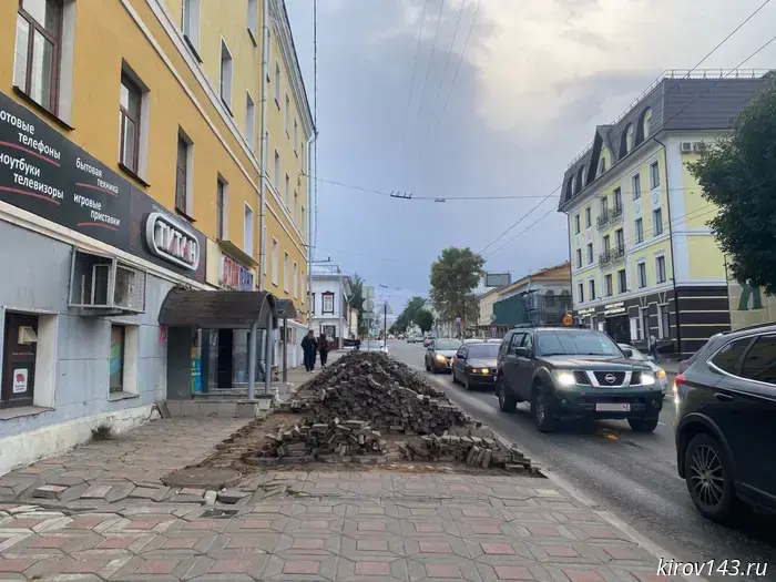 In Kirov, they "opened up" the sidewalk on Preobrazhenskaya Street.