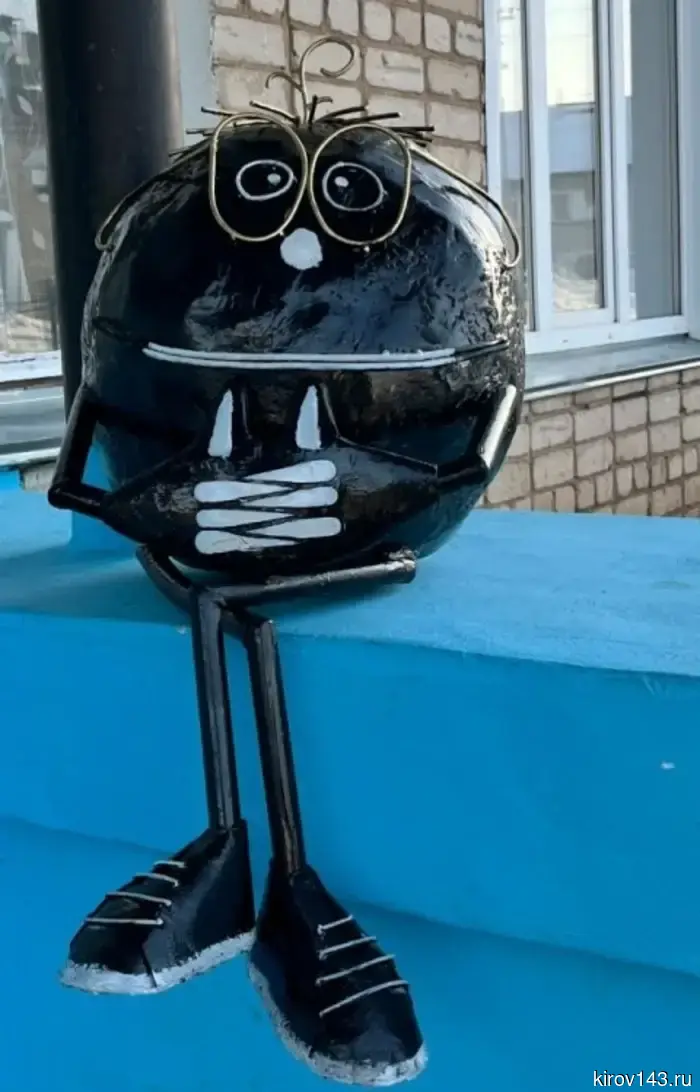 В Белой Холунице поселился черный Железный Колобок