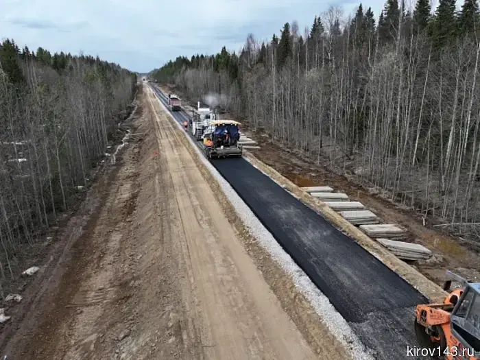 В Кировской области впервые укладывают асфальт на дороге к Подосиновцу.