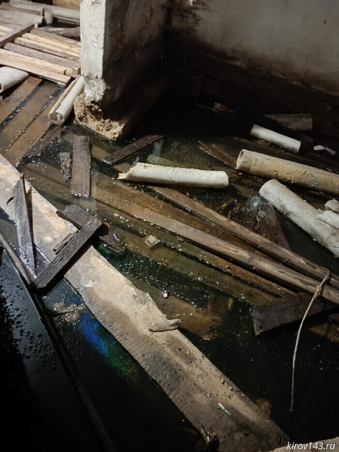 In Vakhrushakh, the basement of a five-story building was flooded; residents complain about dampness.