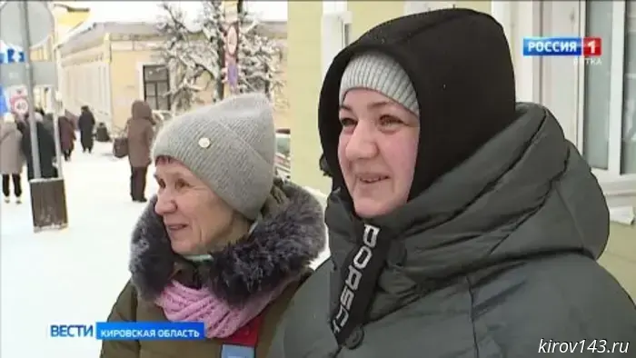 В Кирове на пешеходной улице Спасской проходит конкурс на самую эффектную ёлку.