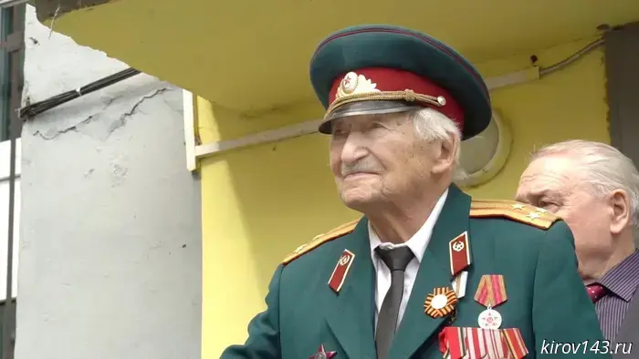 В Кирове сотрудники Росгвардии устроили концерт у квартиры ветерана.