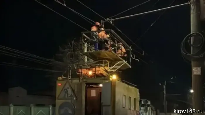 В Кирове проводят сезонную вытяжку троллейбусных проводов