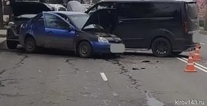 В Кирове на Октябрьском проспекте произошла авария с участием трех автомобилей.