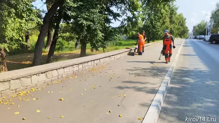 Кировские подрядчики чистят тротуары перед ожидаемыми дождями.