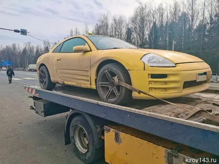 У жительницы Кирова с задолженностью почти в 200 тысяч рублей был арестован автомобиль.
