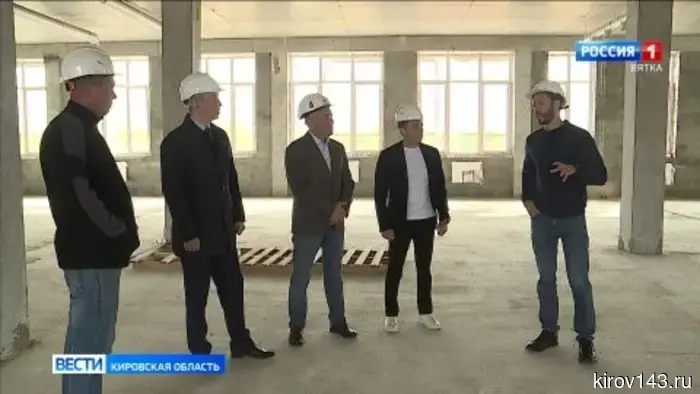 На улице Торфяной в Озерках продолжается возведение школы.