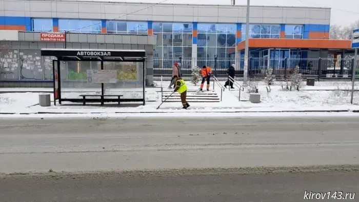 More than 70 vehicles were used to clear the overnight snowfall in Kirov.