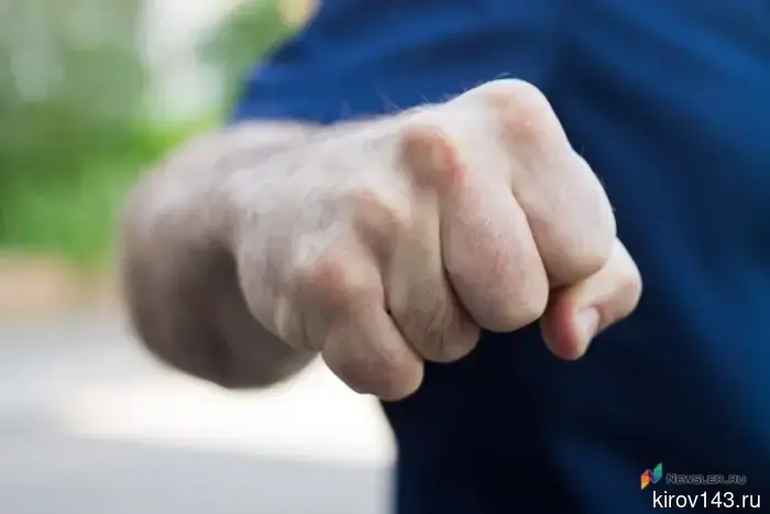 In the center of Kirov, a crowd of young people robbed a man.