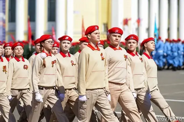 В преддверии Дня Победы в Кирове прошел юнармейский парад