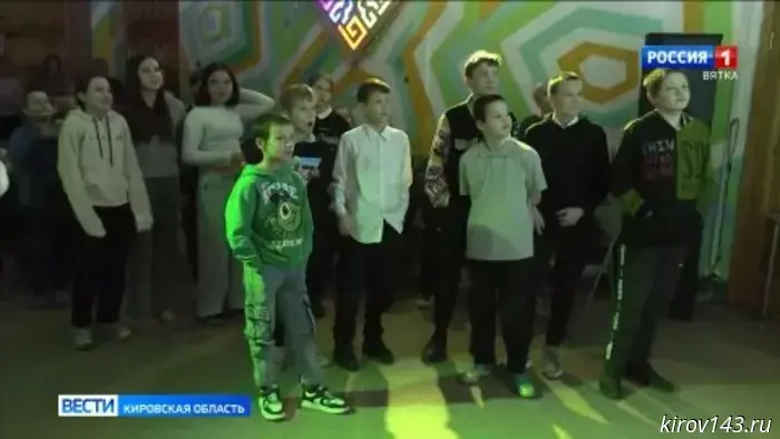 Воспитанники детских помощь центров в посёлке Тужа и селе Великорецкое стали участниками акции «Полицейский дед Мороз».