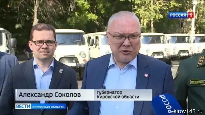 Губернатор Александр Соколов и депутат Борис Веснин вручили ключи от новых автомобилей лесничим.