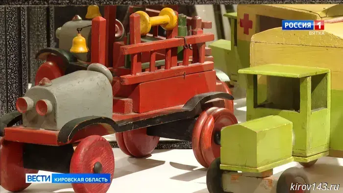 В палеонтологическом музее Котельнича стартовала выставка Antique игрушек.