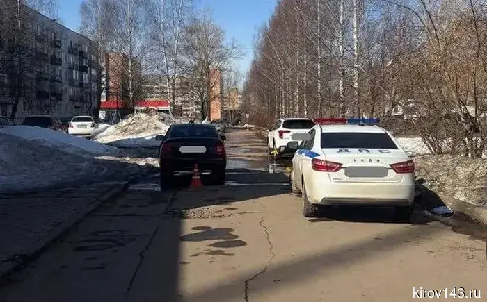 В Кирово-Чепецке при движении задним ходом водитель легкового автомобиля наехал на 94-летнюю женщину.