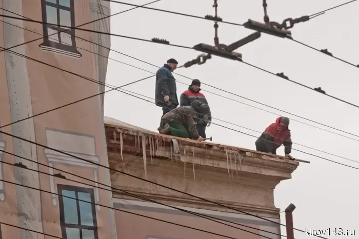 В Кировской области планируют усилить наказание за незачищенные от снега крыши.
