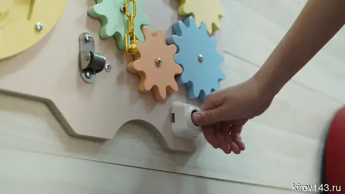 В Детской областной больнице установили панели для развития малышей.