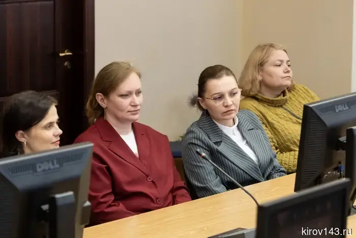 Преподаватели ВятГУ совместно с коллегами из других вузов ПФО обсудили методики преподавания основ российской государственности с учетом регионального своеобразия.