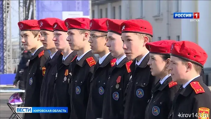 На Театральной площади кадеты и юнармейцы продемонстрировали свои навыки в строевой подготовке.