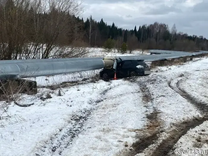 В Костино юноша на автомобиле «Тойота Аурис»撞上 трубопровод.