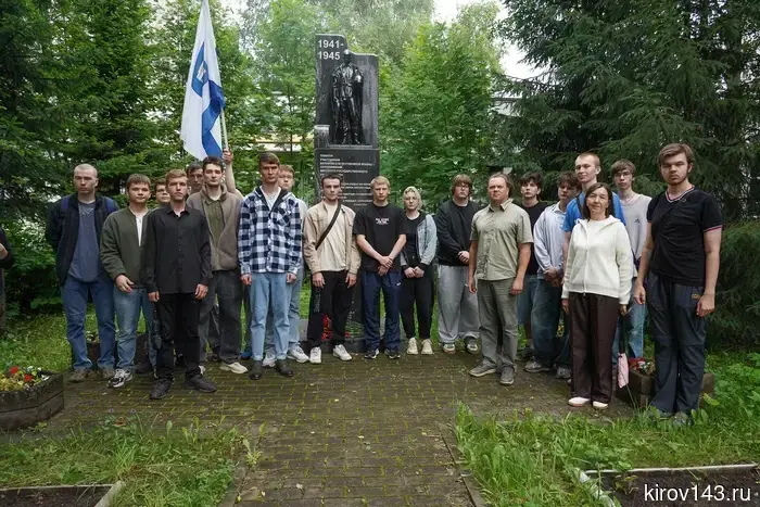 Коллектив ВятГУ увековечил память героев Великой Отечественной войны в День памяти и скорби.