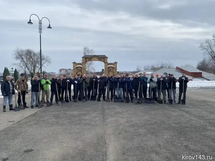 Вячеслав Симаков попросил сотрудников администрации города показать пример, как надо проводить субботники.