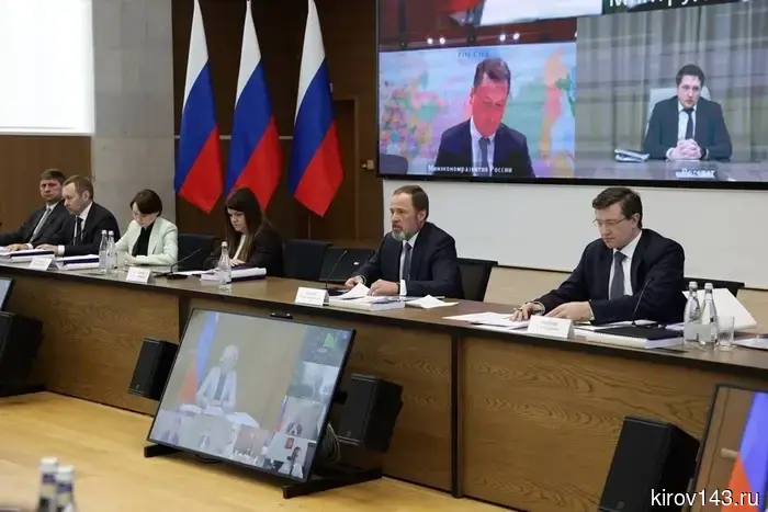 Игорь Комаров провел заседание окружного совета.