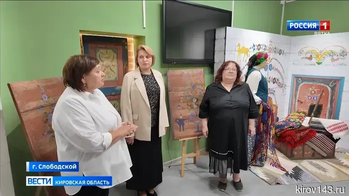 В Слободском побывал мастер традиционной уральской домовой росписи.