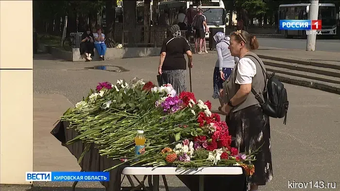 Жители Кирова приносят цветы в честь тех, кто стал жертвой ракетной атаки на одно из предприятий города.