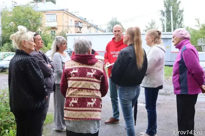 Residents of a building in Lyangasovo have been unsuccessfully trying to get the roof repaired.