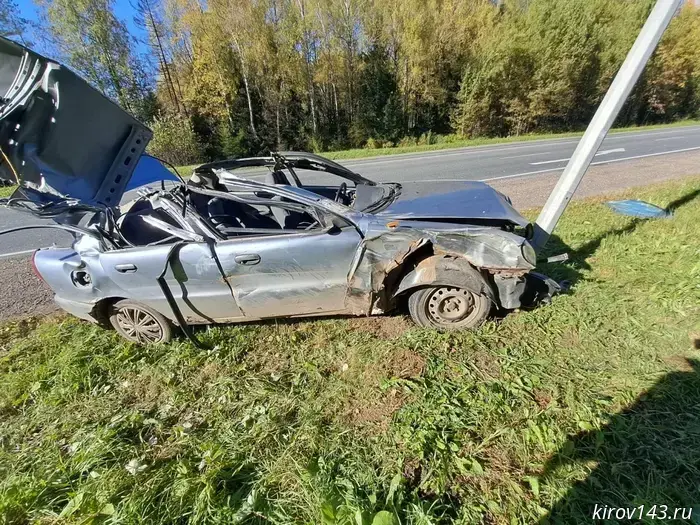 A drunk female driver with a child in the car crashed into a truck on the highway.